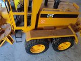 un engin de chantier jaune garé dans un garage
