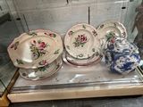 plusieurs assiettes et bols exposés dans une vitrine