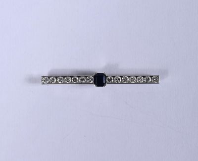 gros plan d'une bague en diamant et saphir sur une surface blanche