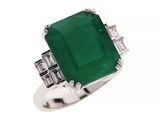une bague en émeraude et diamant