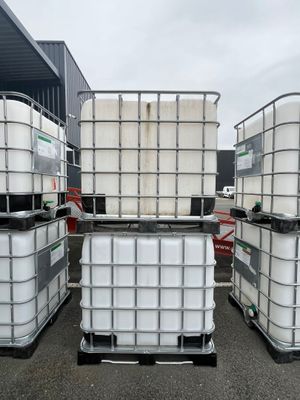 de nombreux récipients remplis d'eau posés sur un parking