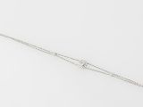 un gros plan d'un bracelet en argent muni d'une chaîne, sur fond blanc