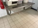 une machine posée sur une table dans une cuisine