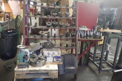 une photo d'un atelier avec de nombreux outils posés sur une table