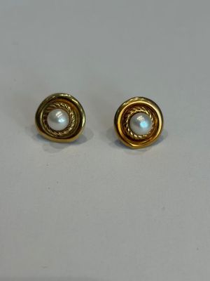 deux paires de boucles d'oreilles en or et perles posées sur un fond blanc