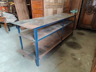une table placée au milieu d'une pièce
