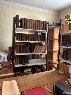 une pièce avec beaucoup de livres sur les étagères