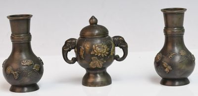 trois vases posés sur une surface blanche