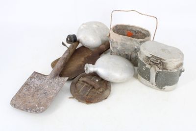 une petite collection d'outils anciens posés sur une surface blanche
