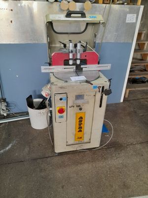 a machine that is sitting on the floor in a garage