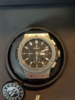 une photo d'une montre posée sur un étui noir