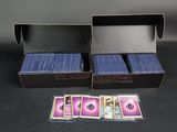 beaucoup de cartes dans une boîte posée sur la table