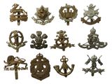 Plusieurs types d'insignes militaires sont représentés sur un fond blanc