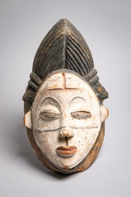 50. Masque Mukuyi, en bois tendre au visage blanchi de kaoli…