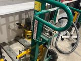 un diable vert garé dans un garage