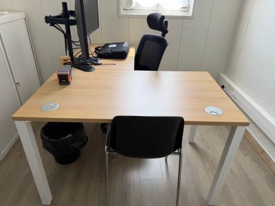un bureau avec une chaise et un ordinateur dessus