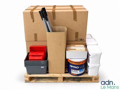 une palette en bois sur laquelle sont posées des boîtes et des stylos