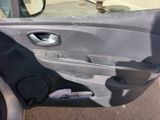 une photo d'une portière de voiture dont la poignée est ouverte