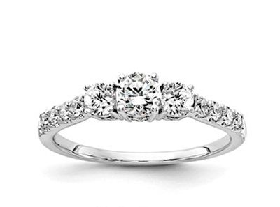 une bague de fiançailles sertie de trois diamants, avec un anneau orné de diamants