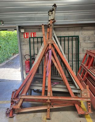un tas de morceaux de bois dans un garage, à côté d'une borne d'incendie