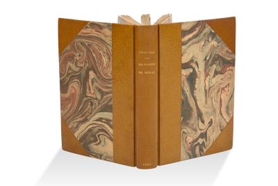 Les deux livres sont empilés l'un sur l'autre sur une surface blanche.