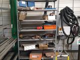 beaucoup d'outils sur les étagères du garage