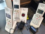 beaucoup de téléphones posés sur une table