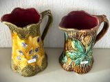 deux vases posés sur une table