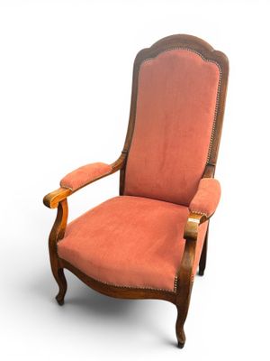 une image représentant une chaise dont l'assise est recouverte d'un tissu rose