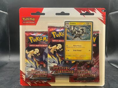 Deux cartes Pokémon se trouvent dans un paquet posé sur une table