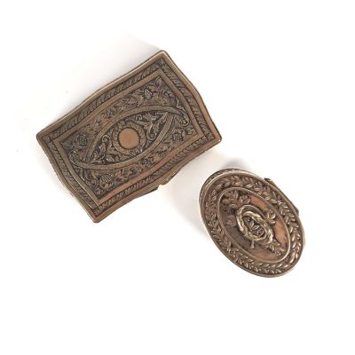 deux morceaux de métal sont posés l'un à côté de l'autre sur une surface blanche