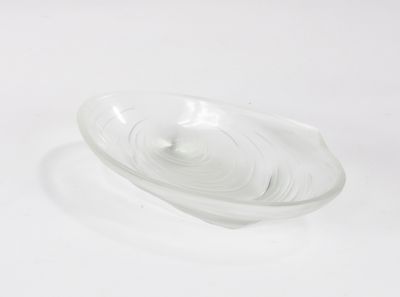 un bol en verre posé sur une surface blanche
