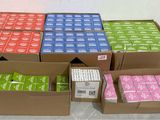 plusieurs boîtes contenant différents types de savon, posées sur un sol carrelé