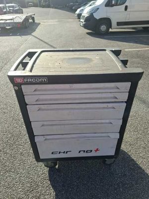 an image of a cart that is sitting in a parking lot