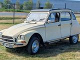 une petite voiture garée dans l'herbe