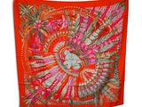 une écharpe orange ornée d'un motif de plumes