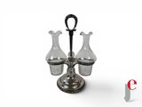 deux vases en verre posés sur un socle en argent