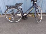 un vélo garé devant un immeuble