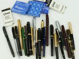 un grand nombre de stylos posés sur une table