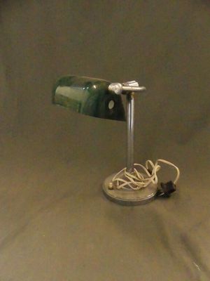 une lampe verte posée sur une table