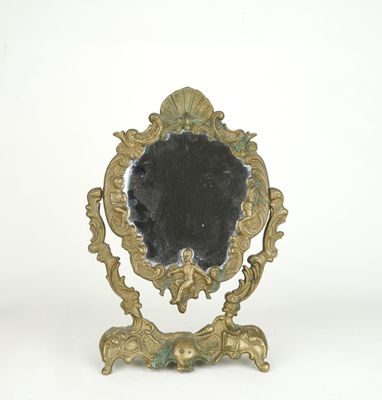 une image représentant un miroir sur un pied, avec un miroir au centre