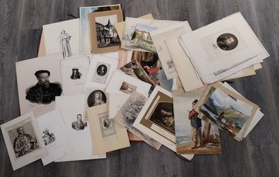une pile de vieux livres posée par terre, avec des images dessus