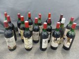 plusieurs bouteilles de vin sont alignées sur une table