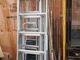 une échelle adossée au mur d'une pièce