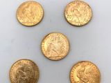 six souverains d'or de tailles et de formes différentes