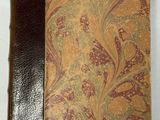 un vieux livre avec une couverture marron et une reliure en cuir marron