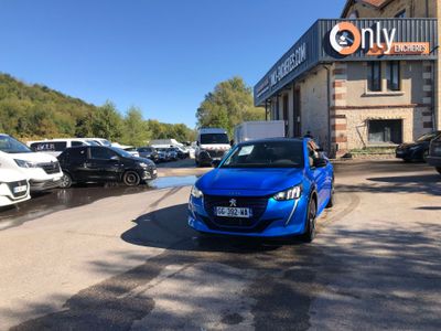 une voiture bleue garée devant un bâtiment dans un parking