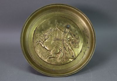 assiette en or représentant un homme à cheval et une femme à cheval