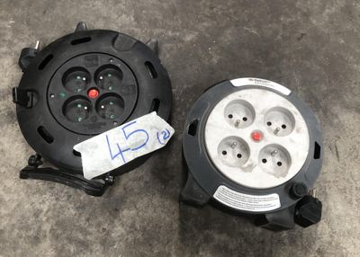 deux prises électriques au sol, l'une à côté de l'autre