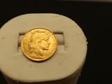 une image représentant une pièce d'or posée sur un objet blanc
